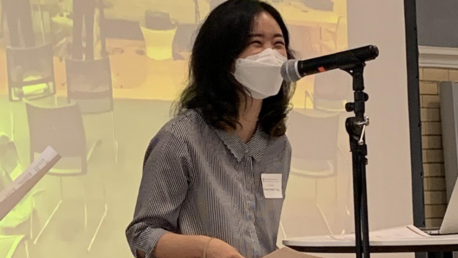 A photo of student Seoeun Yang accepting her first-place prize the 2021 TDAI Fall Forum 